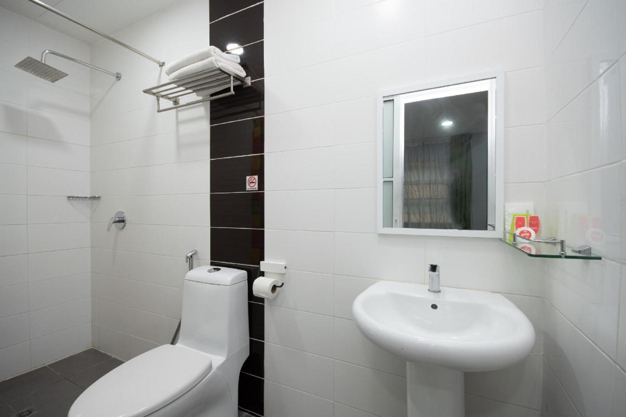 Capital O 89344 Labuan Avenue Hotel Exterior photo