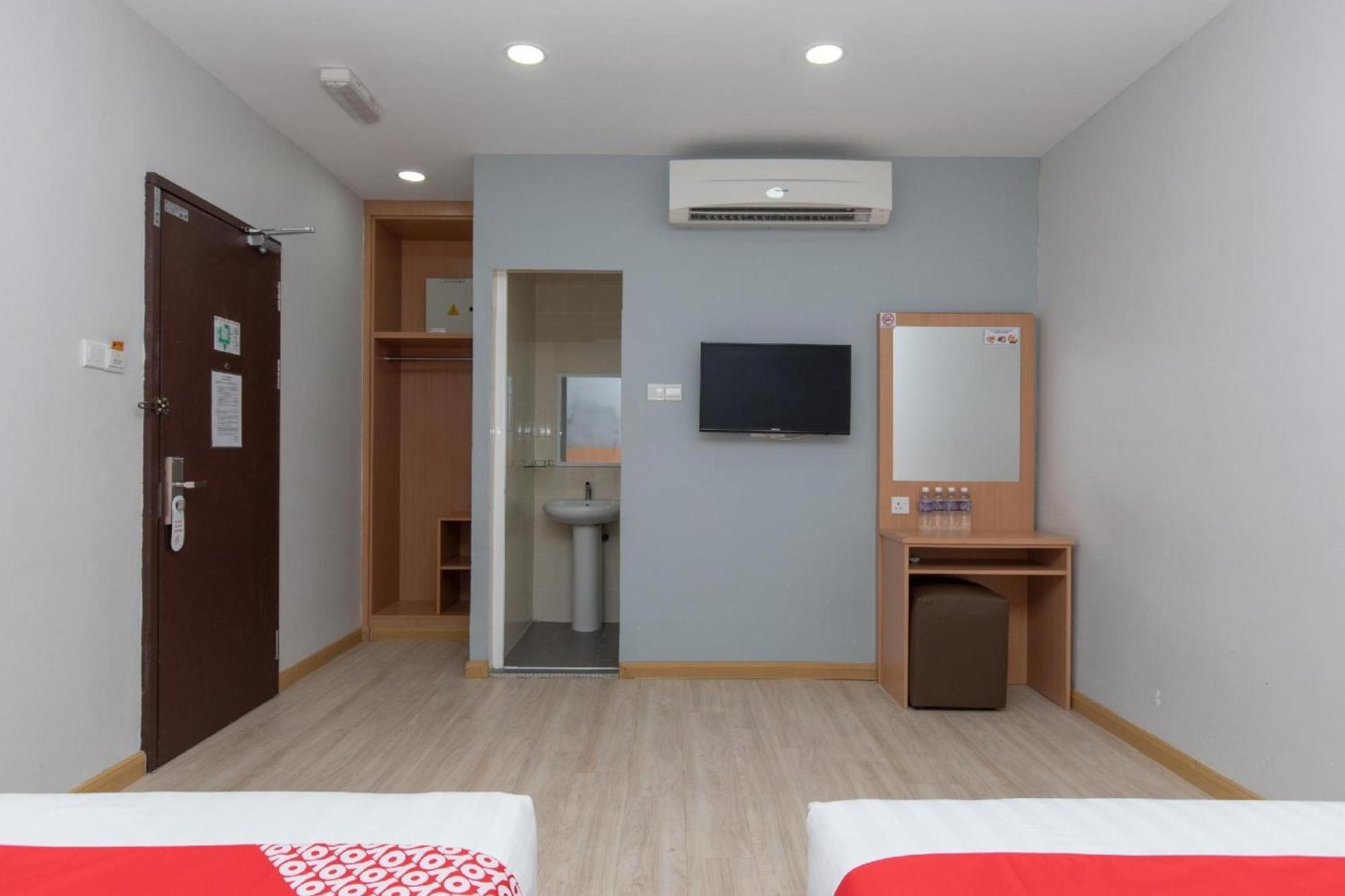 Capital O 89344 Labuan Avenue Hotel Exterior photo